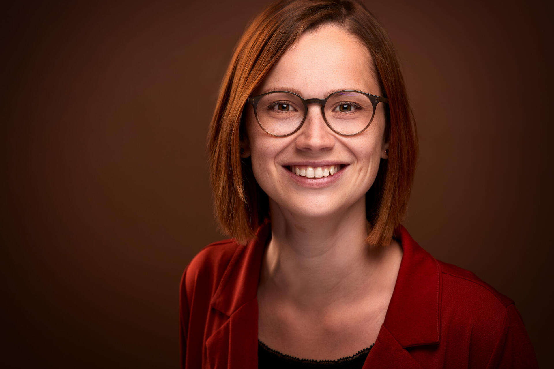 Business Headshot mit farbigem Hintergrund